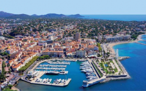 Centre-ville, 100m de la plage et du vieux port.